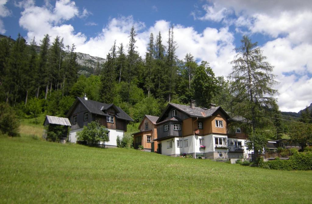 格伦德尔湖Haus Schraml的田野上山丘上的一群房子