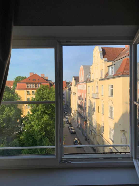 慕尼黑大肆尼古拉酒店的享有城市街道景致的窗户。