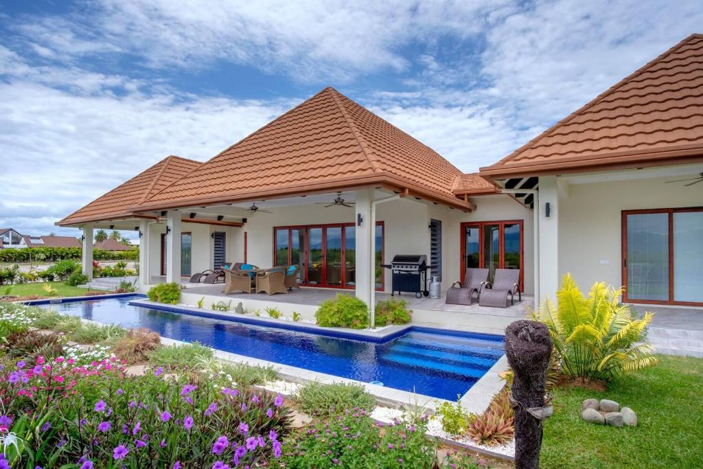 南迪Naisoso Island Villas - Fiji的一座带游泳池和房子的别墅
