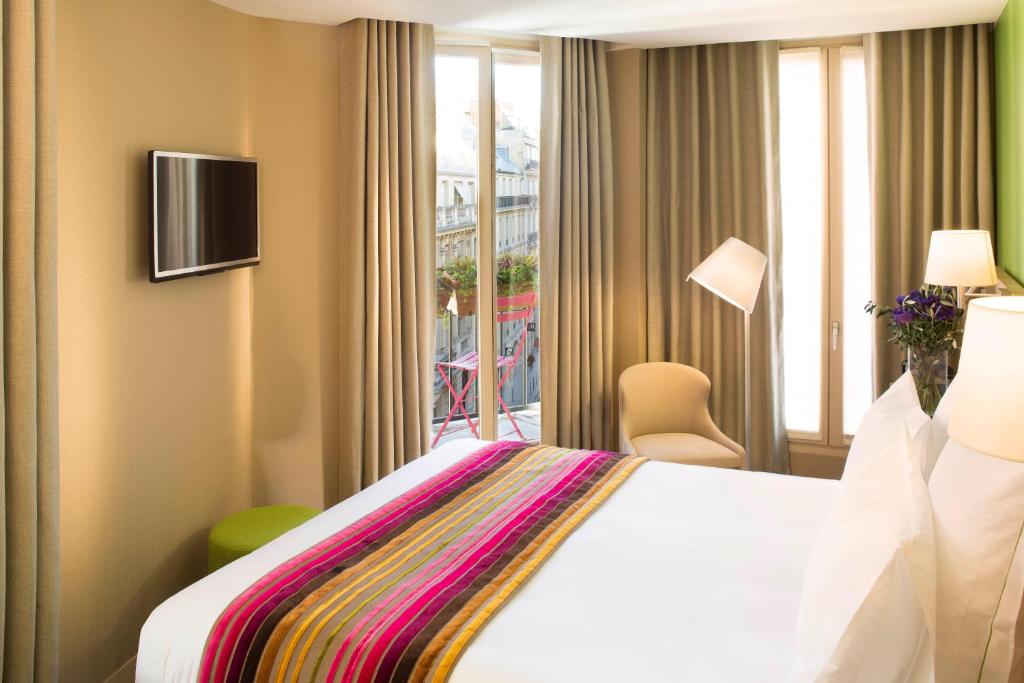 巴黎科迪莉亚玛德莱娜剧院酒店的酒店客房设有床和窗户。