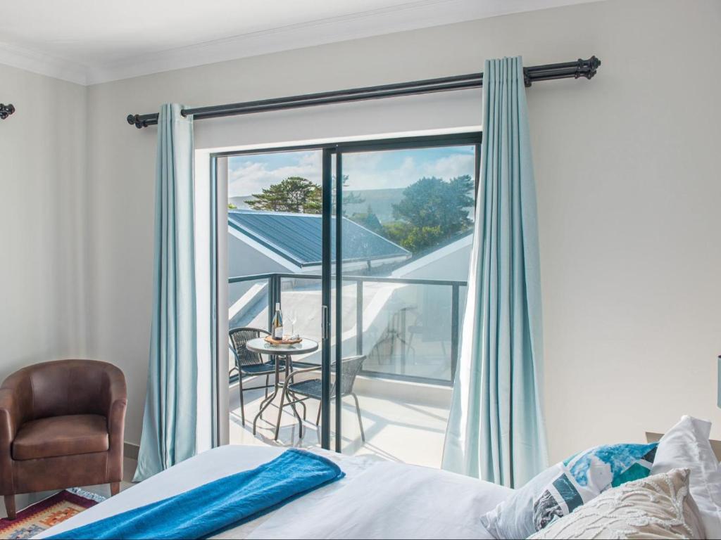 赫曼努斯Elizabeth House的一间卧室设有一张床,享有阳台的景色