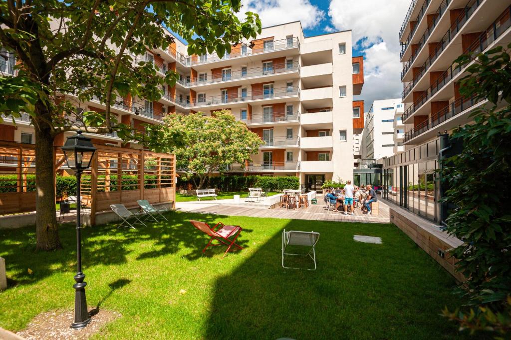 Apparthotel Le Hüb Grenoble外面的花园