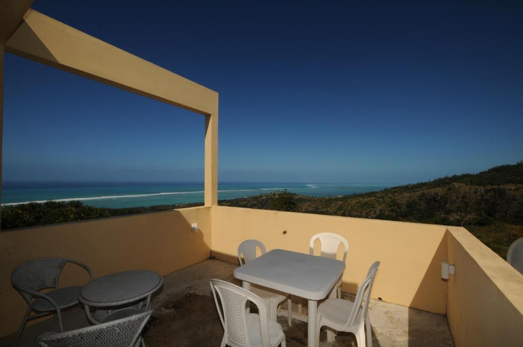Rodrigues IslandCasita的海景阳台上的桌椅