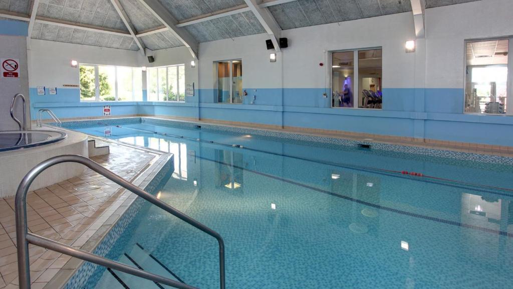 艾尔斯伯里假日艾尔斯伯里酒店的蓝色海水大型室内游泳池