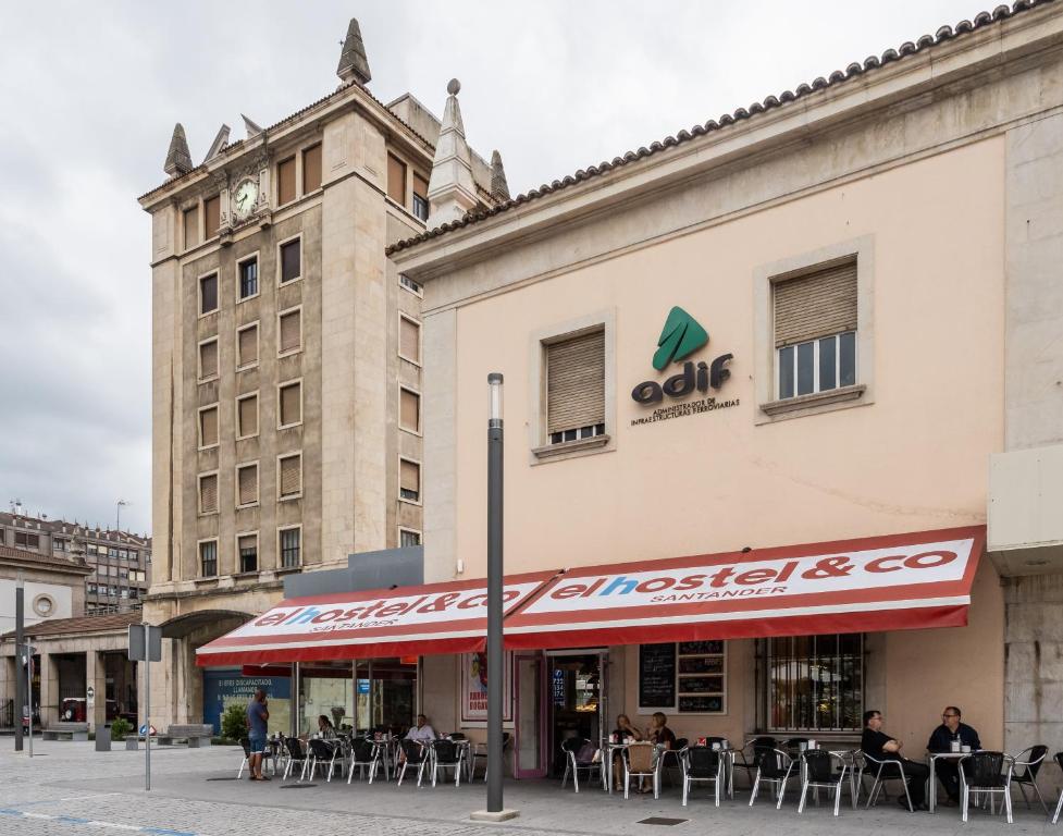 桑坦德El Hostel & CO的大楼前有红色遮阳篷的餐厅