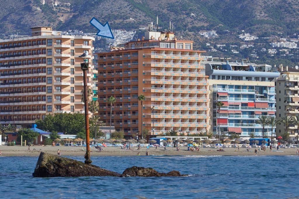 福恩吉罗拉哈贝加公寓的风筝飞过海滩,海滩上建有建筑物