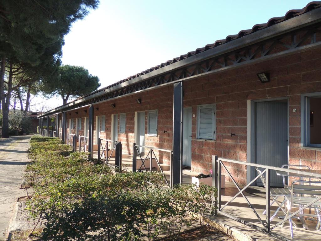 阿尔本加Appartamenti Villaggio Internazionale的砖砌的建筑,上面有一排门