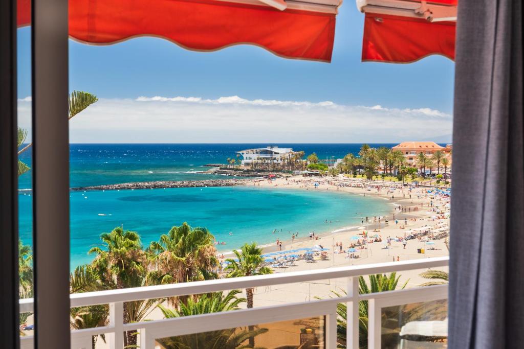 阿罗纳Amazing beach views Tenerife的从酒店的窗户可欣赏到海滩美景