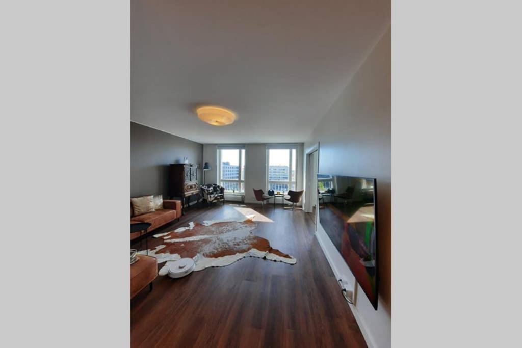 波里90m2 on pedestrian street on Top Floor, penthouse suite, great view! Incl linen and all的客厅铺有木地板,拥有白色的墙壁。