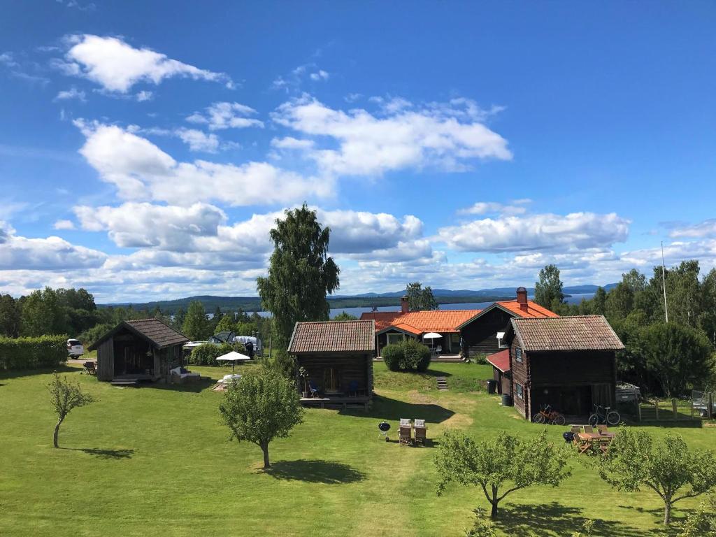 塔尔伯格Villa Klockarbo - Stugor - Cabins的享有拥有房屋和树木的农场的空中景致