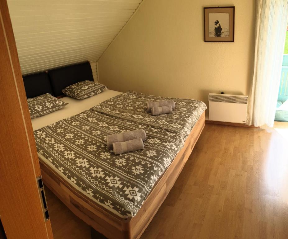 VitanjeApartma Bellevue Rogla的一间卧室配有一张带两个枕头的床