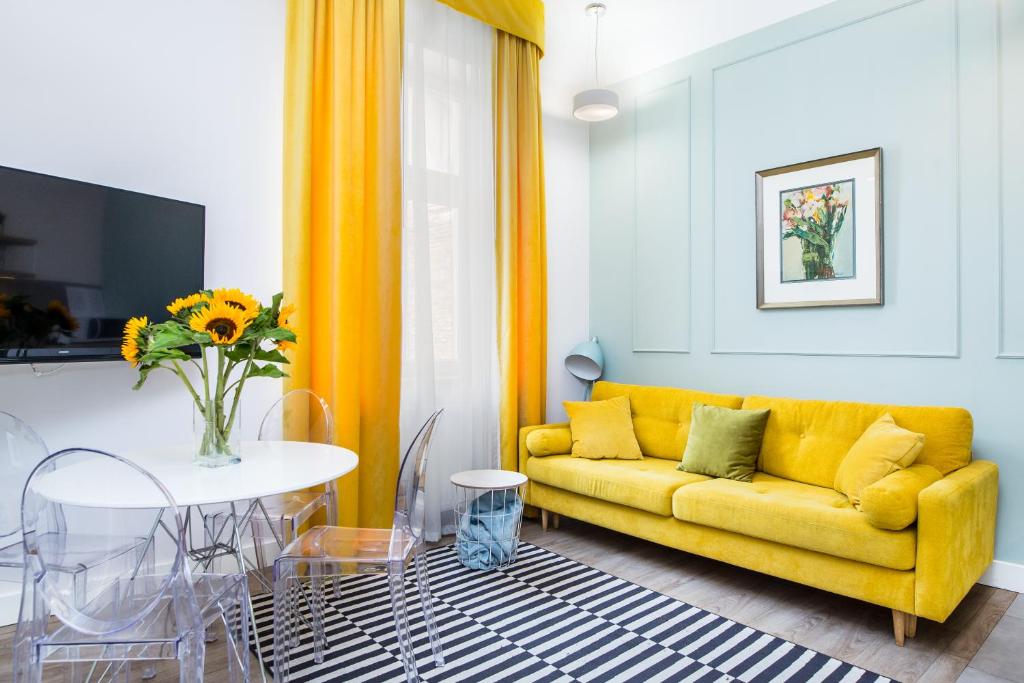克拉科夫Cracow Rentals Zacisze的客厅配有黄色的沙发和桌子