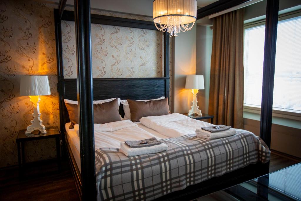 托尔尼奥奥洛夫酒店的一间卧室配有一张带大镜子的床