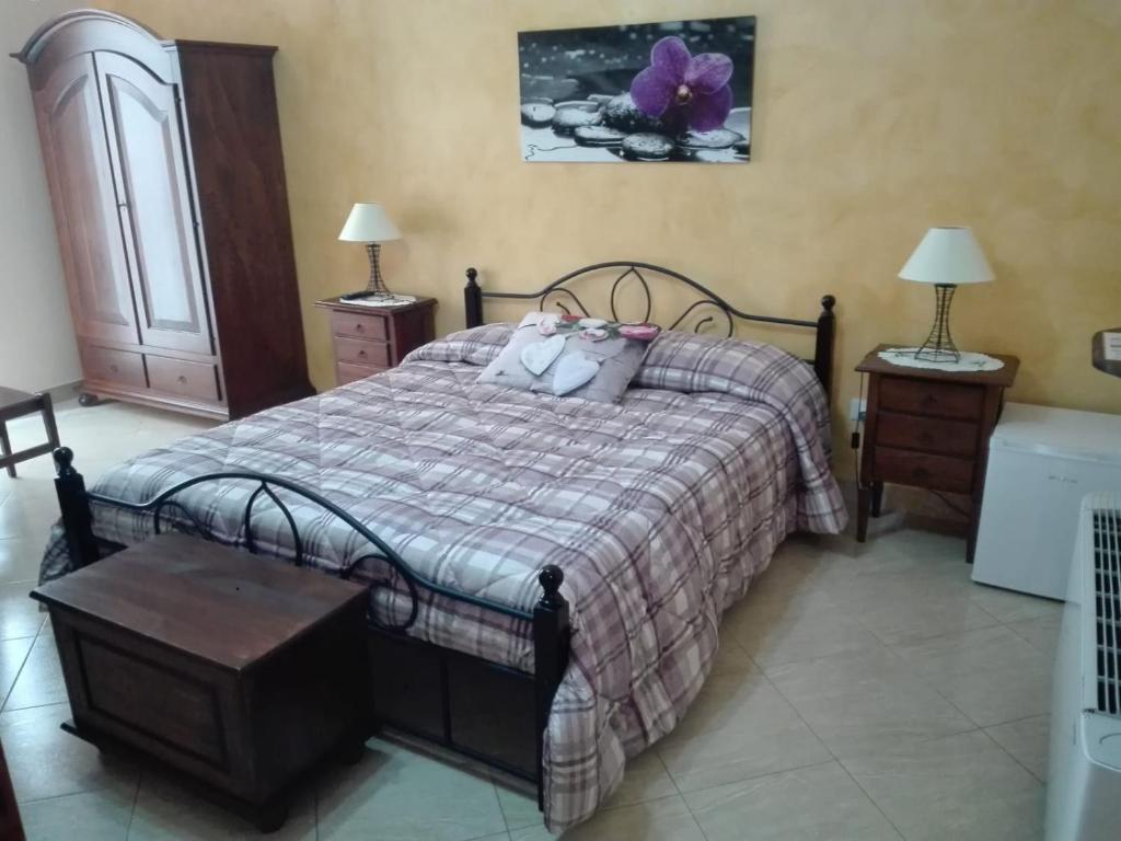 马扎拉德尔瓦洛THE BEST ROOMS & APARTMENTS - Parcheggia gratis sotto casa ed entra -的一间卧室,配有一张带两个泰迪熊的床