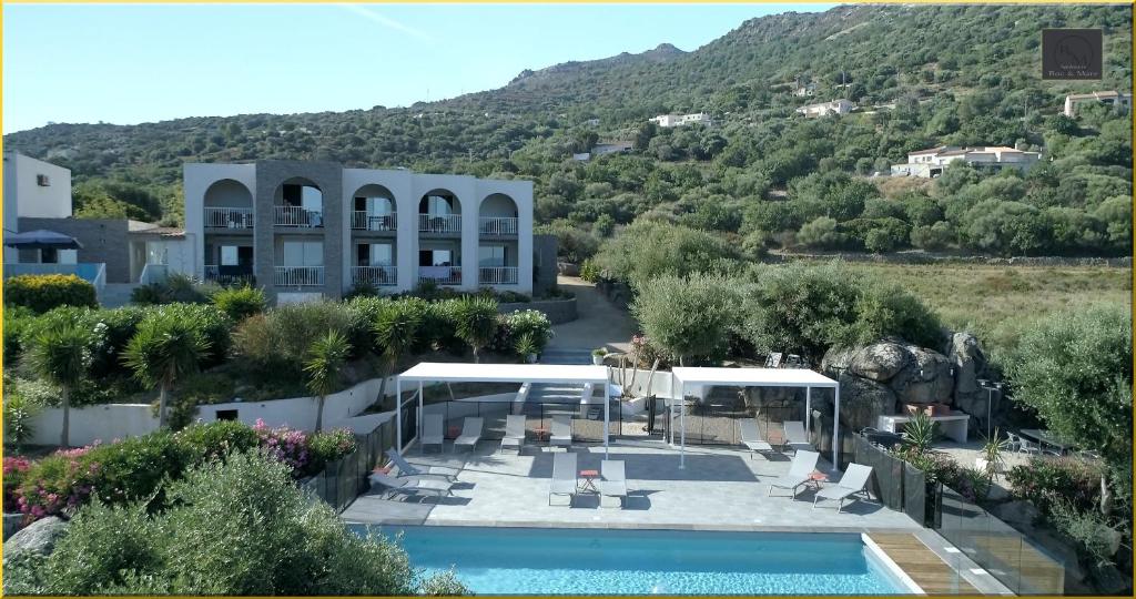 利勒鲁斯Résidence Roc e Mare的享有带游泳池的别墅的空中景致