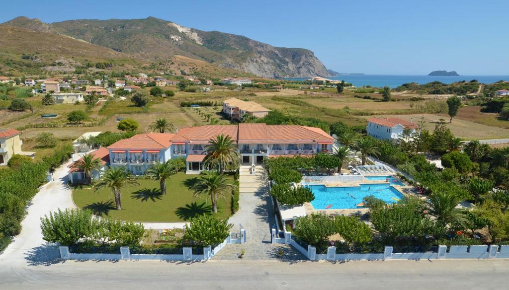 扎金索斯镇Sirocco Hotel的享有带游泳池的度假村的空中景致