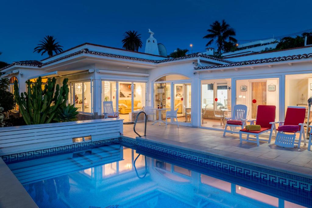 圣乌尔苏拉Relaxing villa with heated pool and luxurious views的夜间带游泳池的别墅
