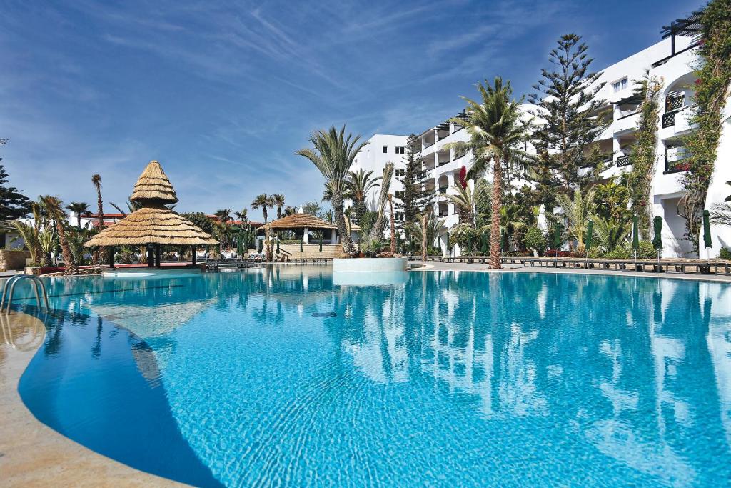 阿加迪尔Hotel Riu Tikida Beach - All Inclusive Adults Only的度假村内的大型蓝色游泳池