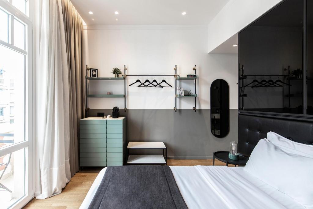 塞萨洛尼基The Modernist Thessaloniki的一间卧室配有一张带黑色床头板的床