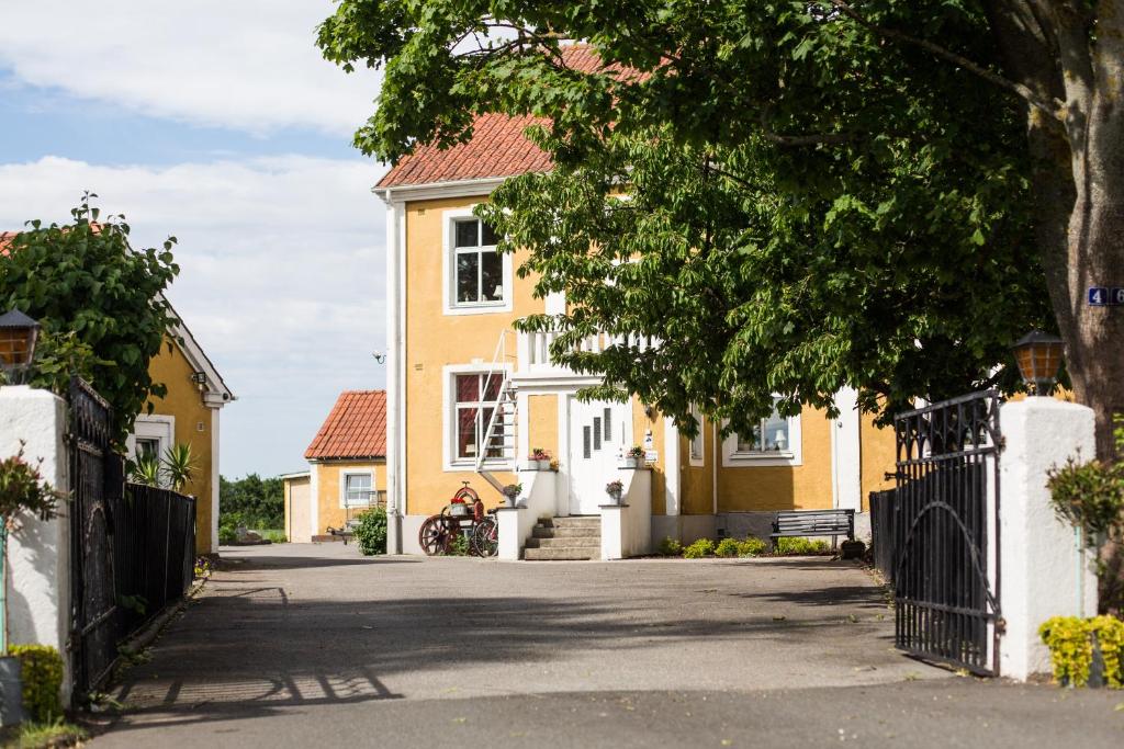 瑟尔沃斯堡Mjällbyhus Pensionat & Stugby的街上有门的黄色房子