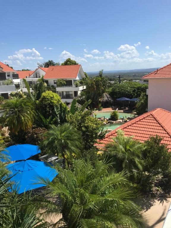 努萨角Haven on Noosa Hill - sunset views, pools, spa的以及享有美景的阳台。