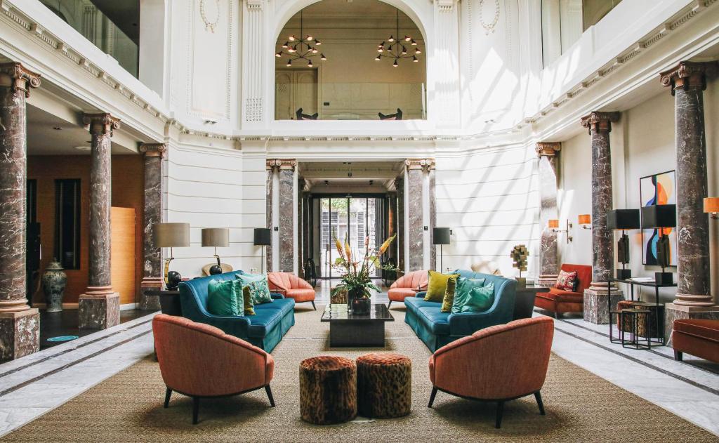 安特卫普方兰酒店的大堂配有沙发、椅子和镜子