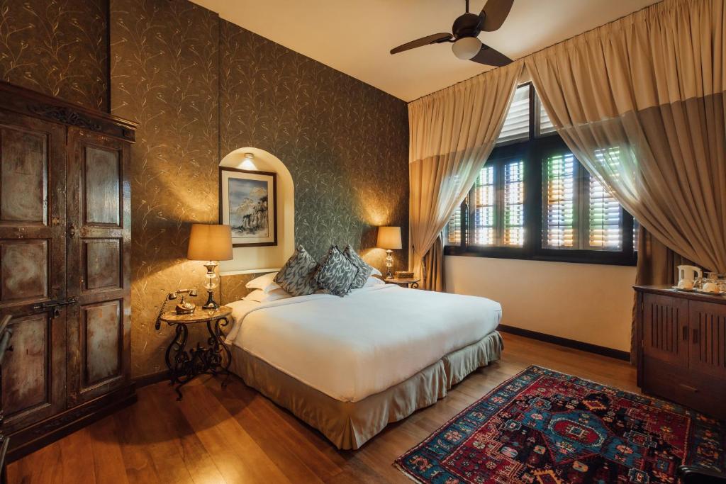 乔治市坎贝尔之家的一间卧室设有一张床和一个大窗户