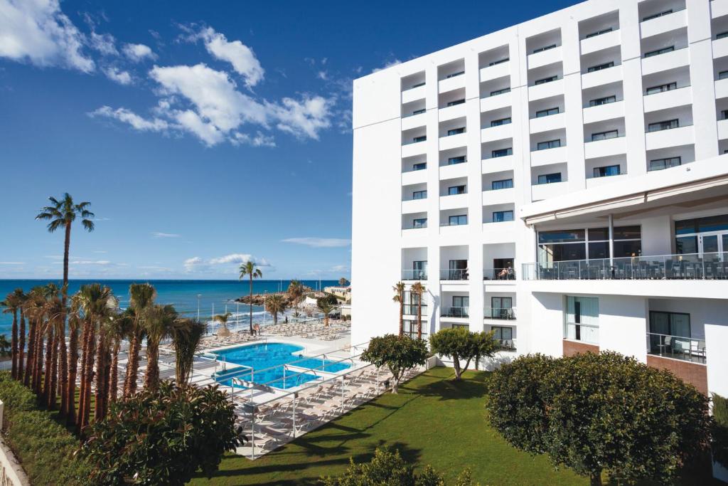 内尔哈Hotel Riu Monica - Adults Only的享有酒店外部海景
