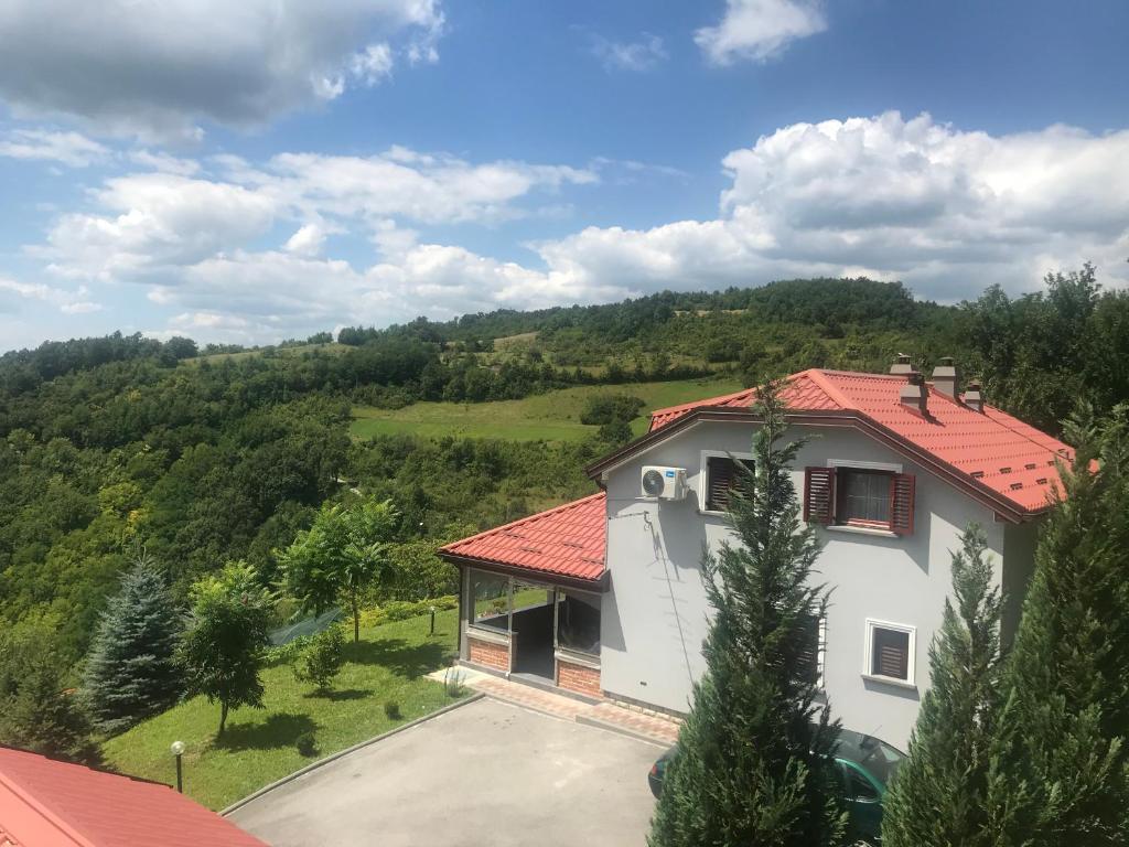 克拉皮纳Kuća za odmor Magdalena&V的享有白色房屋的空中景致,设有红色屋顶