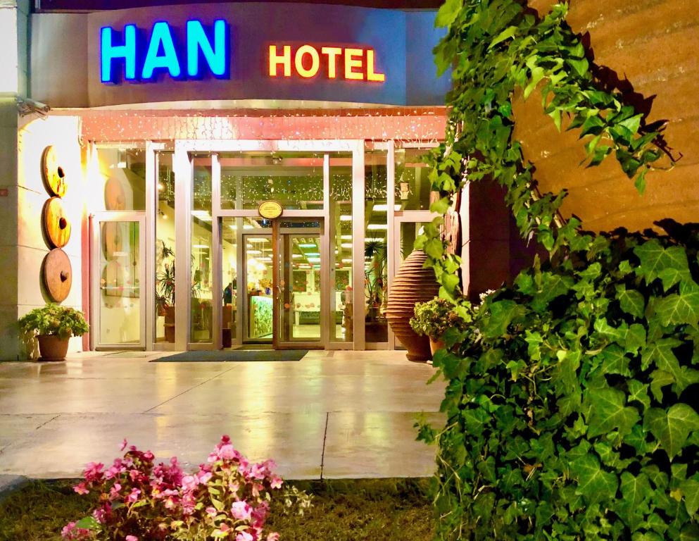 伊斯坦布尔Han Hotel的鲜花盛开的酒店入口