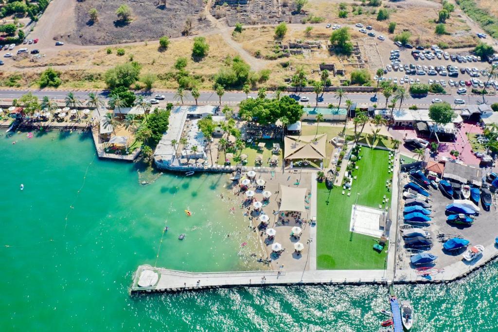 提比里亚苏比奇凯尼瑞度假酒店的水上公园的空中景观