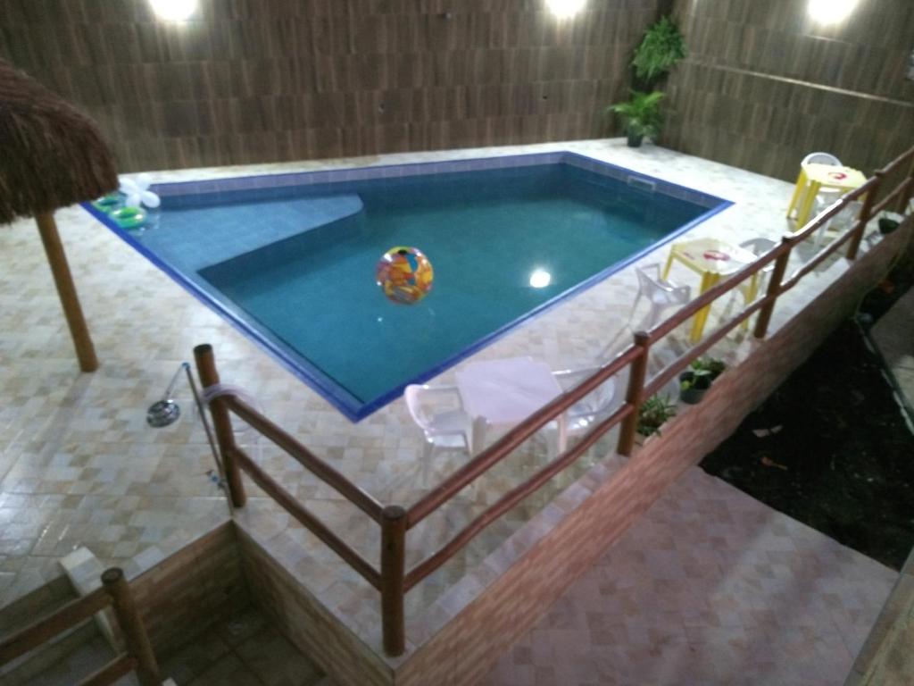博西坎加Residencial Villa Nova的一个带桌子的游泳池和一个游泳池