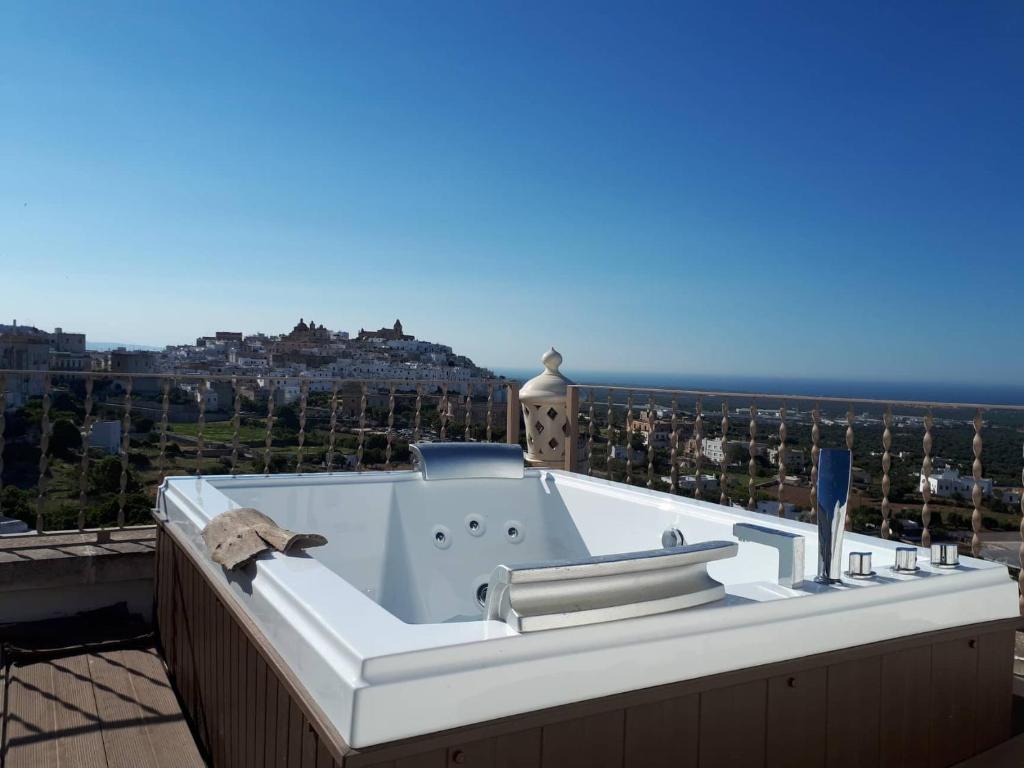 奥斯图尼Biancadamare的浴缸位于海景阳台上