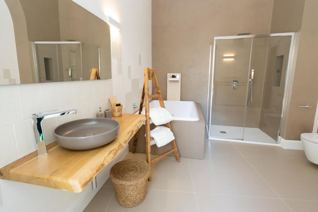 莫诺波利Corte Sant'Angelo的一间带水槽、卫生间和淋浴的浴室