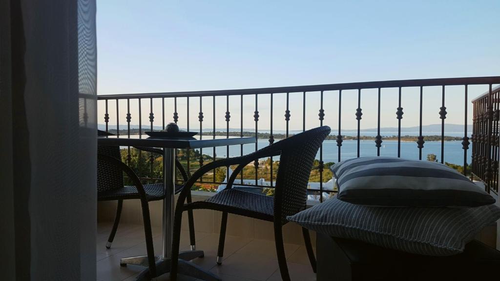 沃尔沃罗Panorama Dream Studios B的阳台配有桌椅,享有海景。