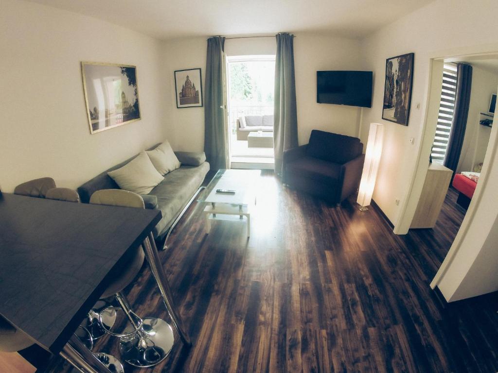 德累斯顿Ferienwohnung的客厅配有沙发和桌子