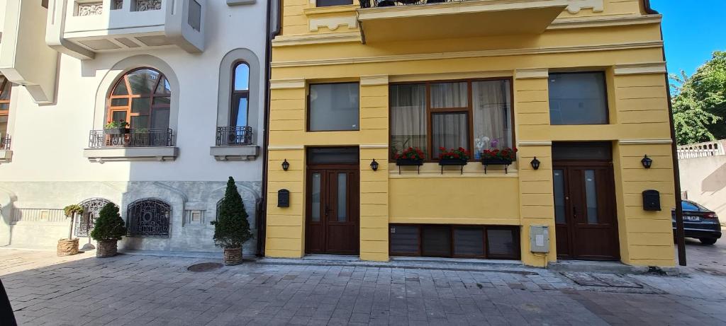 康斯坦察Cazino4Love的黄色的建筑,有两扇门和鲜花