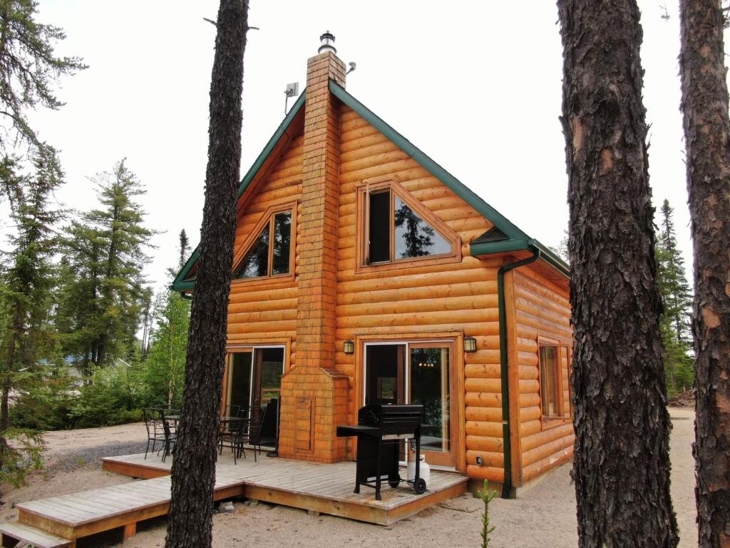 Saint Ludger de MilotLes Chalets du Lac Serein (Milot)的树林里的木小屋