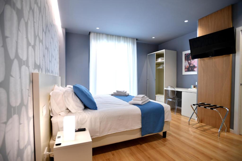 雷焦卡拉布里亚Nina B&B的一间卧室配有一张蓝色墙壁的床和一扇窗户