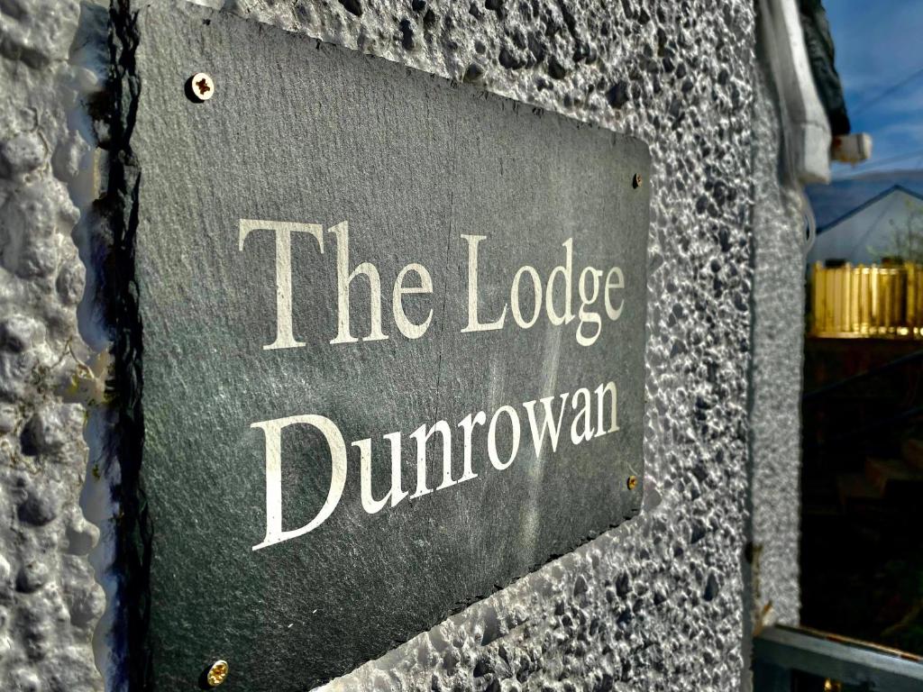 洛哈尔什教区凯尔高地The Lodge Dunrowan的建筑物一侧的标志