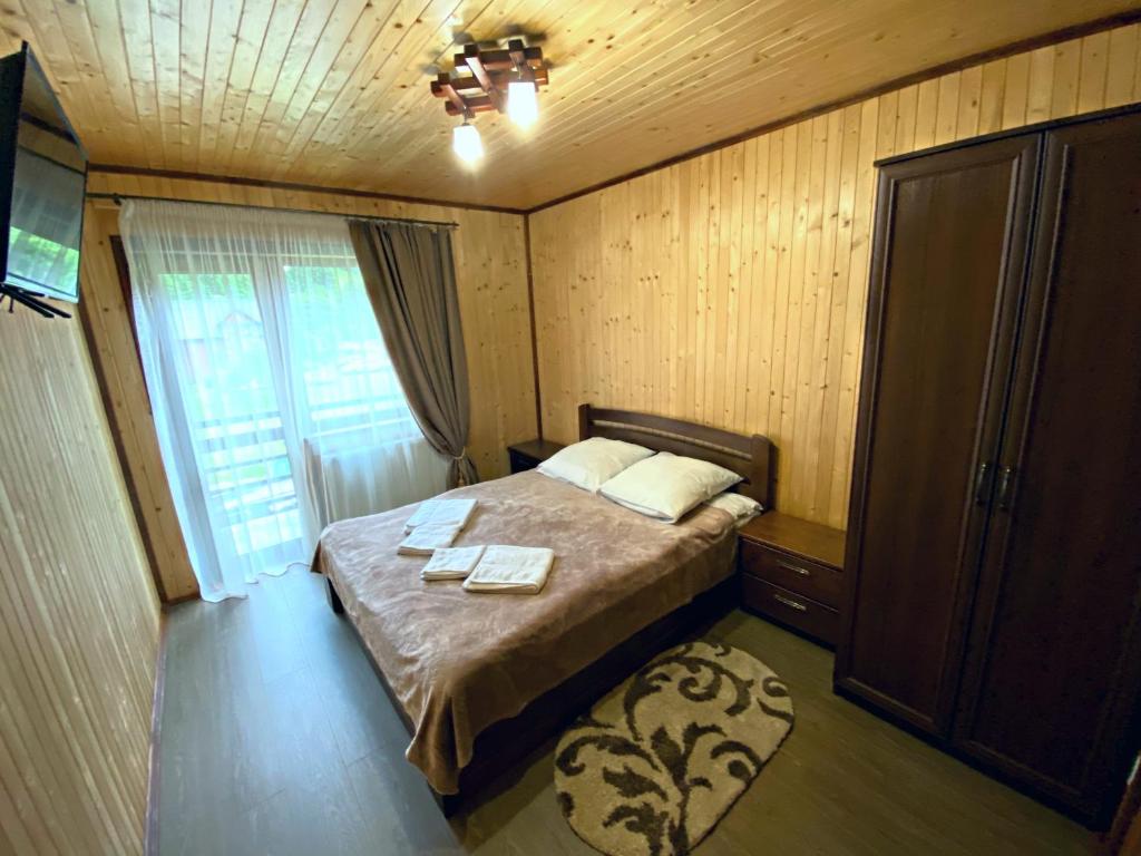 沃罗赫塔Під Магурою的一间小卧室,配有床和窗户
