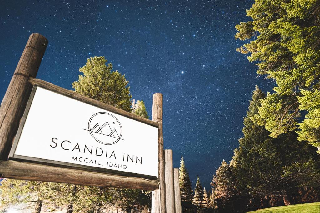 麦考尔Scandia Inn的森林附近桑塔阿纳旅馆的一个标志