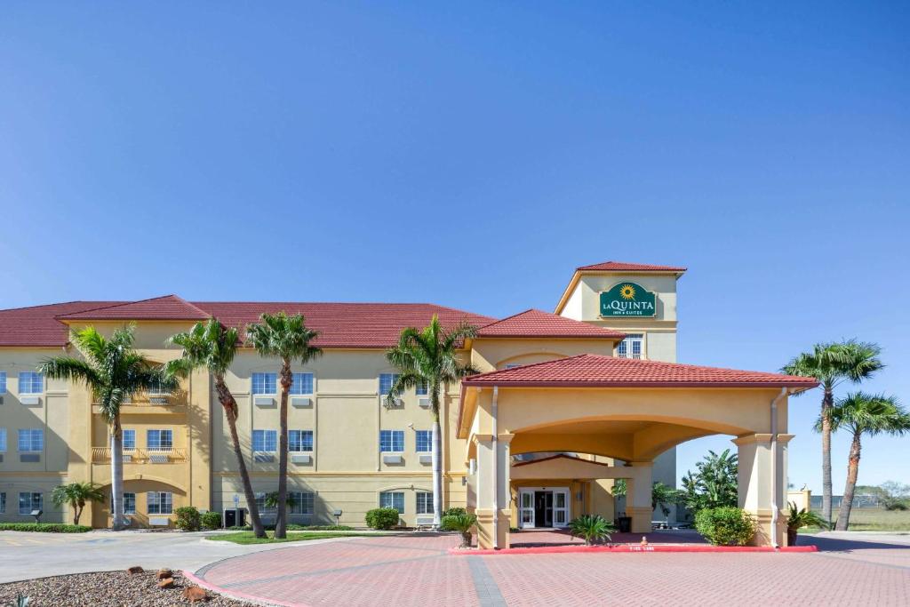 RaymondvilleLa Quinta Inn Suites by Wyndham Raymondville Harlingen的前面有一个凉亭的酒店