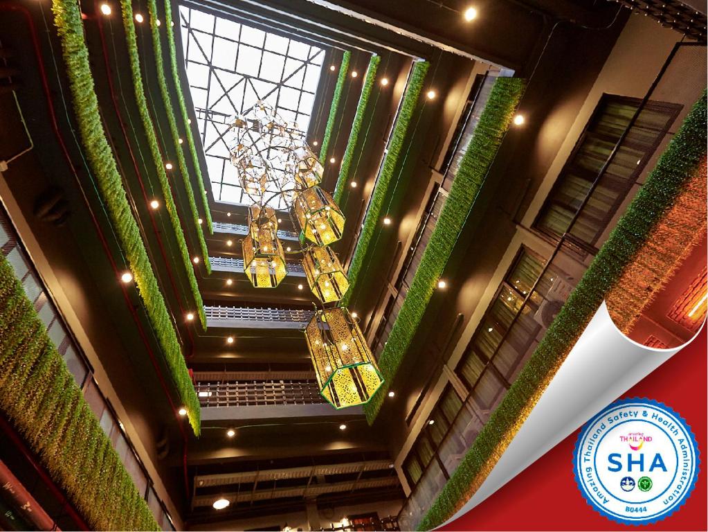 曼谷布拉纱里W22酒店【SHA Plus+】的建筑中带吊灯的天花板