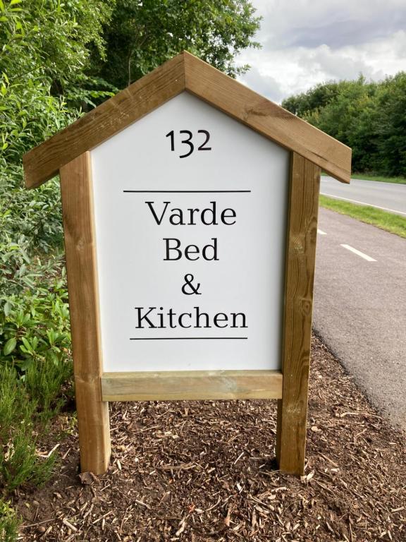 瓦尔德Varde Bed and Kitchen的路旁有变床和厨房的标志