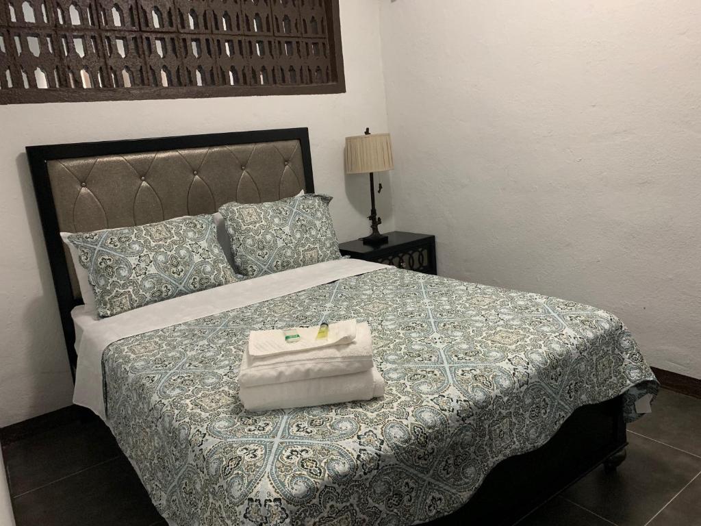 SinajanaBEAUTIFUL 3 BEDROOM PRIVATE UNIT, FREE PARKING, FREE WIFI的一间卧室,配有一张带钱包的床