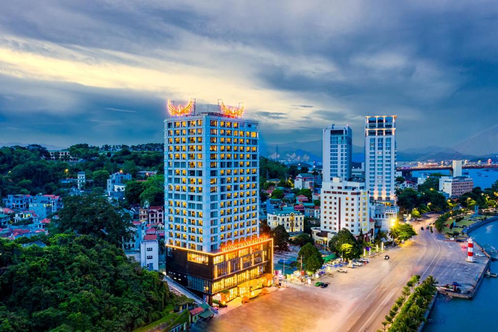 下龙湾Muong Thanh Grand Bai Chay的城市中心高楼