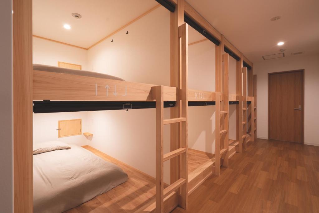 伊势市THY GUEST HOUSE的宿舍间配有双层床。