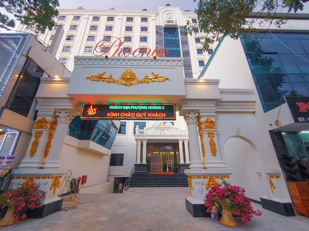 清化Khách Sạn Phượng Hoàng 3的前面有标志的大型白色建筑