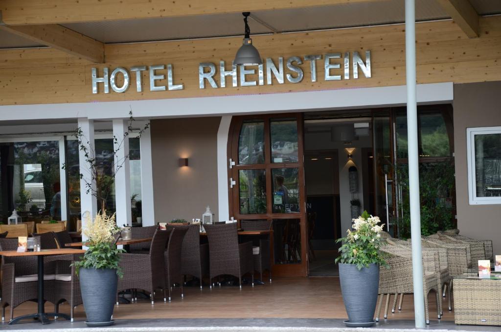 吕德斯海姆莱因斯坦酒店的餐厅前方设有配备桌椅的酒店厨房
